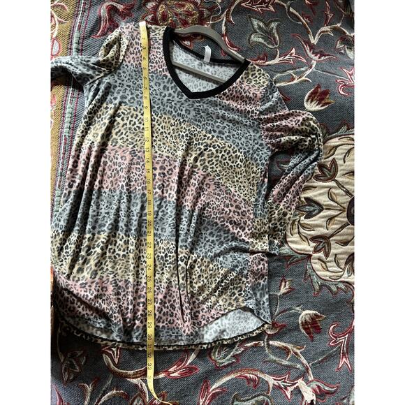 Discount Divas Pink Blue Tan V Neck Large Leopard Top - Picture 5 of 6